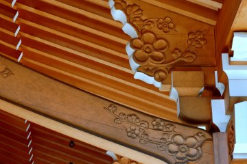 <p>Plum blossoms carved onto the eaves of the main hall</p>