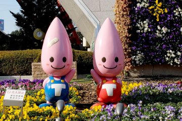These guys are waiting at the base of the tower to greet you; they are the mascots of Tokyo Tower.&nbsp;