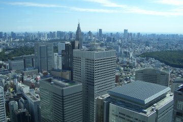 <p>Pemandangan bangunan-bangunan lain di Shinjuku, dari dek observasi</p>