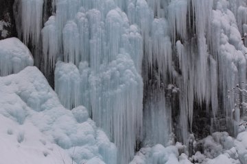 <p>Ice formations just outside the Hida Daishonyudo&nbsp;cave</p>