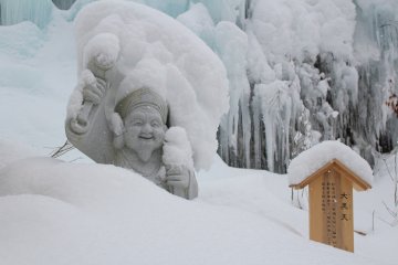 <p>These friendly stone statues dont seem to mind the cold</p>