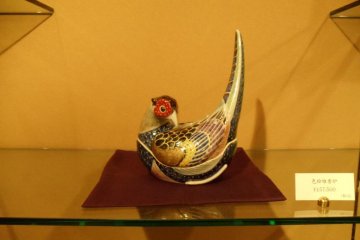 A lusterware bird