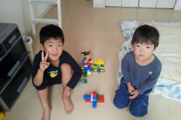 <p>Adik-adik tuan rumah</p>