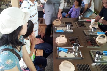 <p>Belajar cara membuat kerupuk Senbei</p>