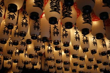 paper lanterns at Hozenji