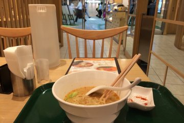 <p>Semangkuk ramen sambil memandang lalu-lalang orang di Keiyo Street</p>