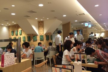 <p>Restoran yang ramai pada saat jam makan siang</p>