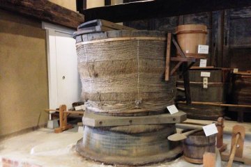 <p>Massive wooden barrels and other sake brewing appliances from that time were carefully preserved, making this a destination for sake historians.&nbsp;</p>
