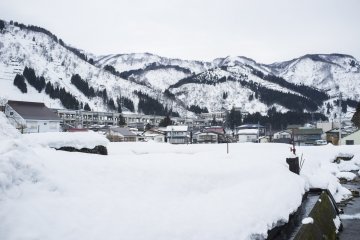 <p>Di dekat stasiun Echigo-Yuzawa, di mana jalur shinkansen dapat terlihat</p>
