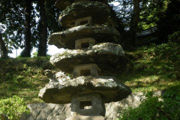 <p>I thought this was rather interesting. Those huge flat boulders are doing a good job balancing their burden.</p>