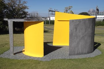 <p>Patung di taman yang menyenangkan di sekitar 2 museum</p>
