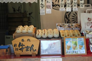 <p>Chinese meat buns, nikuman</p>