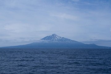 <p>Mt. Rishiri seen from the ferry. Does it look cold? Indeed, it was quite chilly that morning</p>