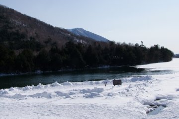 <p>Views of Yu-no-ko Lake in Yumoto Onsen</p>