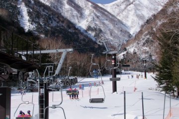 <p>Carving up the slopes in Yumoto Onsen</p>