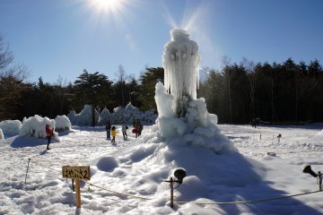 <p>Water sprays at the top of this sculpture creating a unique design</p>