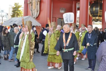<p>Les festivit&eacute;s de setsubun d&eacute;marrent au temple Sens&ocirc;-ji par des chants et de la musique</p>