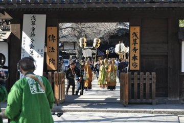 <p>Procession religieuse &agrave; Asakusa</p>