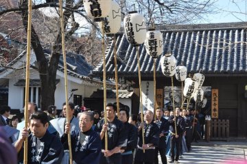 <p>Procession religieuse &agrave; Asakusa</p>