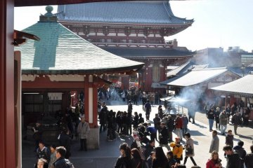 <p>Le temple Sens&ocirc;-ji se remplit petit &agrave; petit</p>