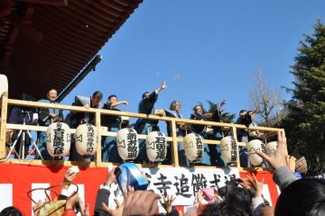 <p>Le lanc&eacute; de haricot (mame-maki) au temple Sens&ocirc;-ji</p>