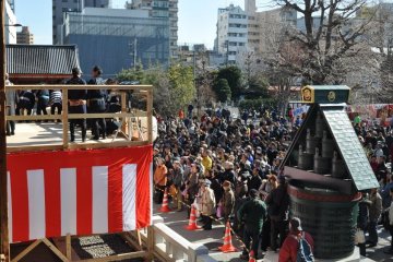 <p>La foule attend patiemment la fin du discours</p>