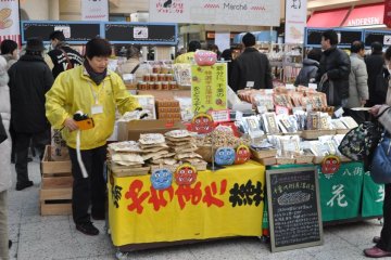 <p>On peut se procurer les haricots et les masques de Oni (d&eacute;mons) dans les gares le jour de setsubun</p>