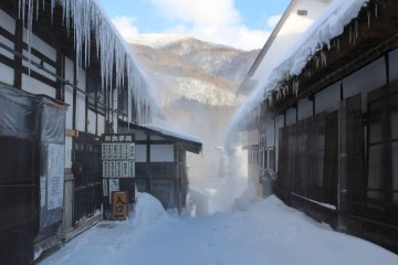 If you encounter gusts of wind, it'll pick up the rooftop snow with ease
