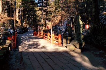 <p>Jurōjin (寿老人), one of the Seven Gods of Fortune, greets you as you enter.</p>