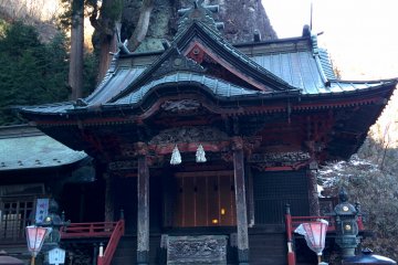 <p>Misugata rock balances precariously above the ancient shrine halls</p>