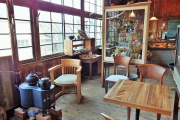 <p>The sitting area inside Little&nbsp;Eagle &amp; AOtsuki.</p>