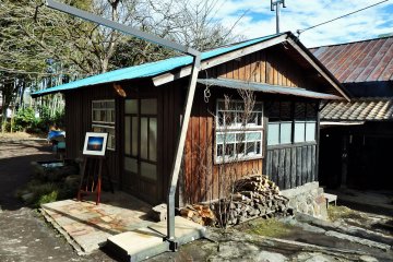 <p>A photography exhibition was being held in this small building.</p>