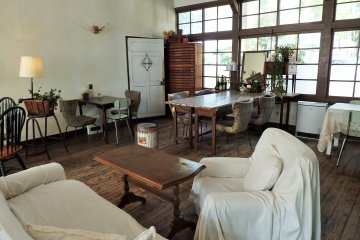 <p>Inside cafe et brocante Tien Tien</p>