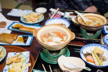 <p>Makan malam dengan sup babi dan beruang pegunungan</p>