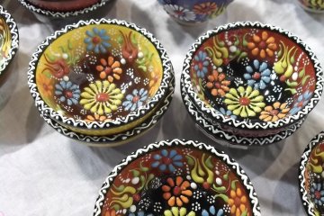 <p>Lively and colourful&nbsp;cups</p>
