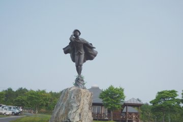 <p>A Matasaburo of the Wind statue welcomes you at Taneyama&nbsp;Plateau's&nbsp;Constellation Forest&nbsp;</p>