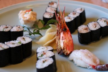 <p>Pemilihan sushi maki dan udang mani</p>
