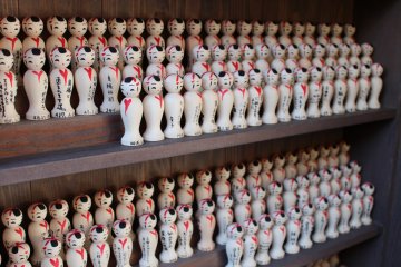<p>Kokeshi dolls</p>