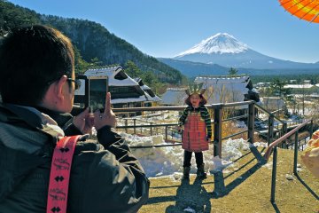 <p>After dressing up in House #12, Hinomi-ya, visitors can step outside to take their photos with Mt. Fuji as their backdrop.</p>