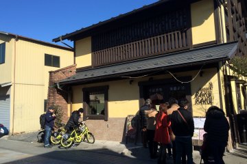 <p>Raku Raku (楽楽） is a bakery boasting handmade yeast made with local flour. The shop from the outside looks unique.</p>
