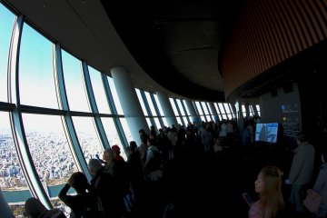 <p>There is quite an area on the viewing deck to see the city and you can walk around and find a great space to stand and take photos.&nbsp;</p>