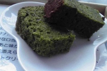 Moist macha cakes