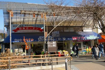 Depuis l'entrée des chutes, vous pouvez vous attendre à voir une poignée de restaurants et boutiques de souvenirs