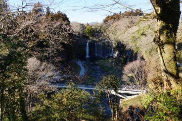 Premier point de vue sur les chutes Shiraito. Une vue incroyable