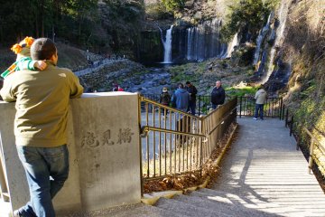 Le pont Takimi est la première plateforme d'observation vers les chutes Shiraito
