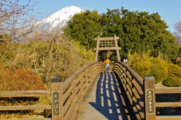 Le pont Soga enjambe la rivière Shibakawa, juste avant les chutes Otodome