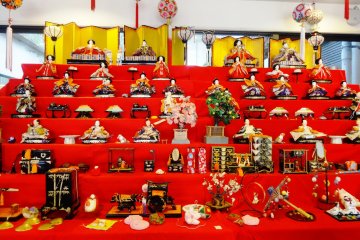 <p>Pameran besar boneka Hina di pintu masuk Vila Ohana</p>