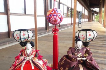 <p>Sepasang boneka Hina di beranda dekat Taman Shotoen</p>