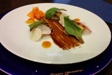 <p>A simple salad is still bursting with flavor</p>