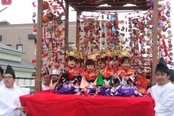 Para gadis kecil yang berada di atas pedati yang berhiaskan sagemon